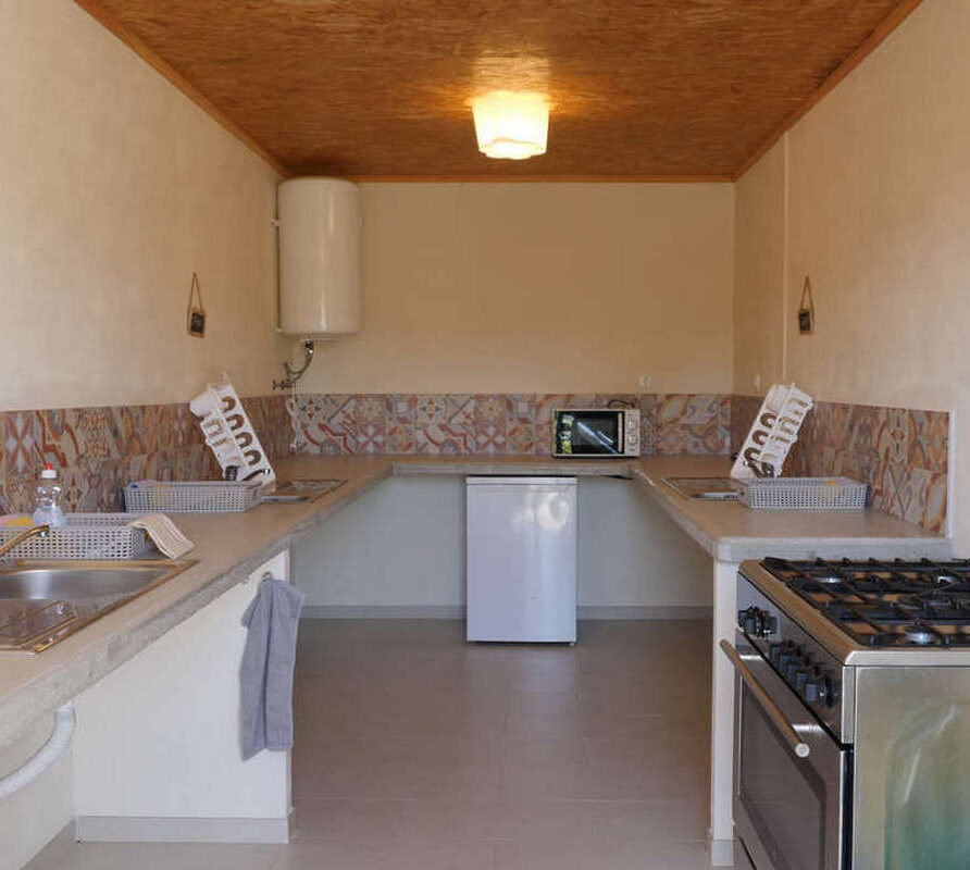 Glamping Portugal at Quinta das Cantigas_red ford_dishwash kitchen