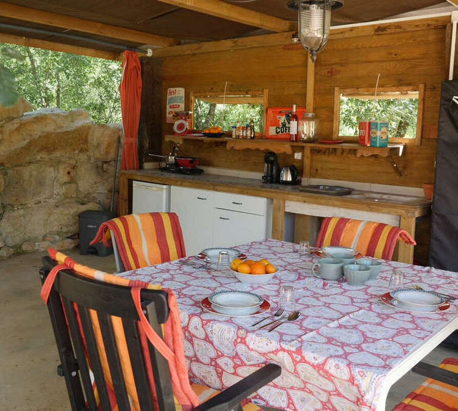 Glamping Portugal at Quinta das Cantigas_red ford_kitchen