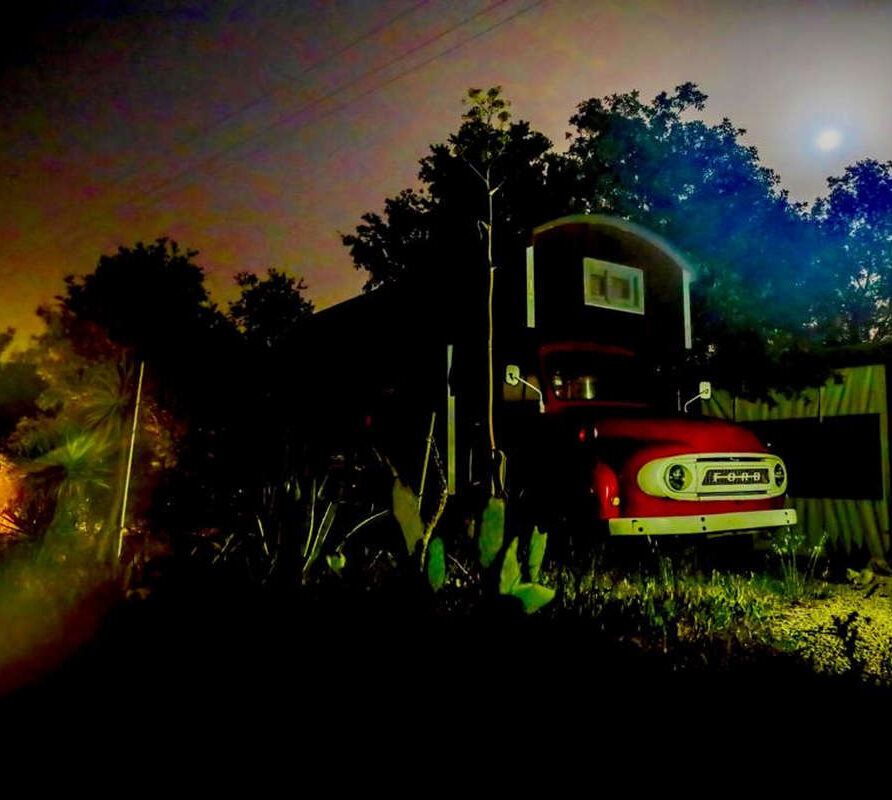 Glamping Portugal at Quinta das Cantigas_red ford_night