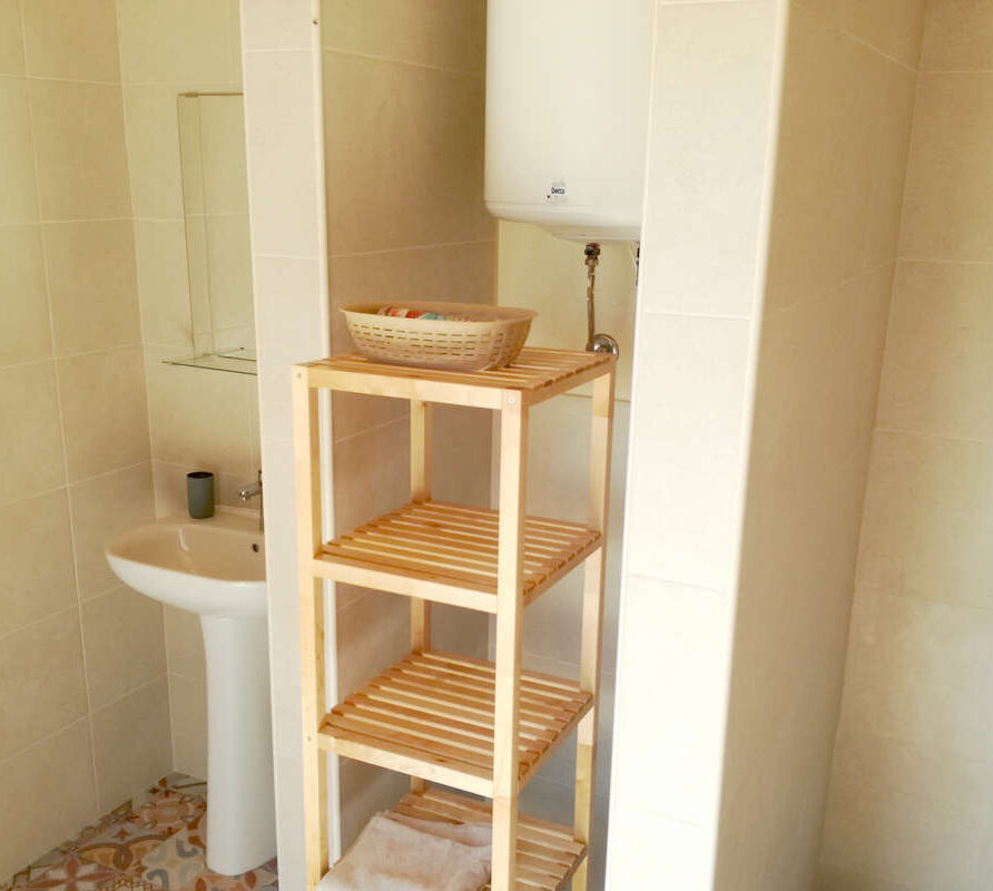 Glamping Portugal at Quinta das Cantigas_red ford_private bathroom